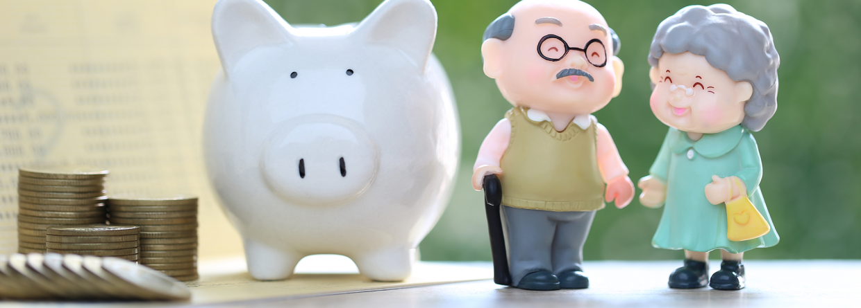 Poppetjes van een senior koppel dat hand in hand staat naast een wit spaarvarken en een stapel muntgeld